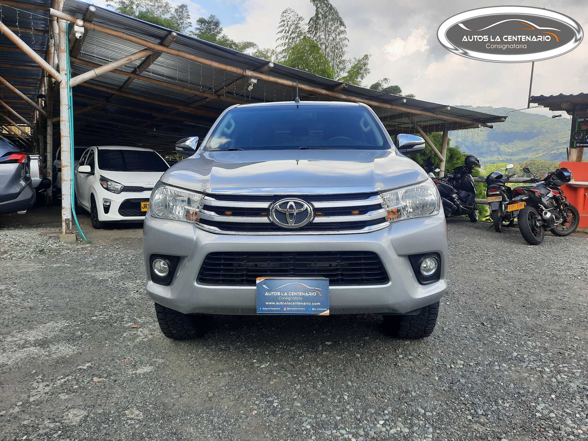 Toyota-HILLUX 4X4 SRV AT